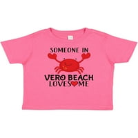 Inktastic някой на плажа Vero Loves Me Gift Baby Boy или Baby Girl тениска