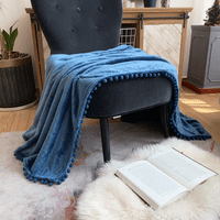 Wekity Flannel одеяло с помпом ресни леко уютно легло одеяло меко хвърляне на одеяло за диван диван, подходящ за целия сезон