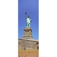 Изглед с нисък ъгъл на статуя на статуята на Liberty Liberty Island New York City New York State Poster Promk от - 36